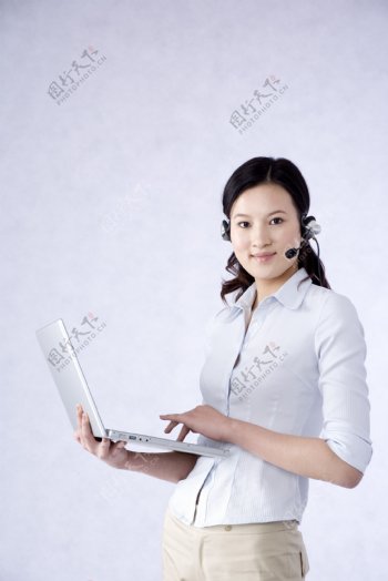 戴着耳麦上网的商务女性图片