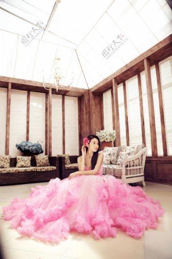 穿粉红婚纱的新娘美女图片