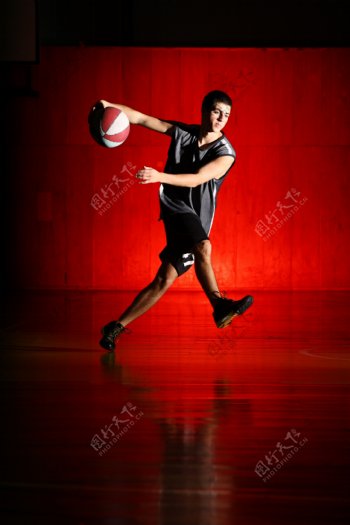 练球的篮球运动员图片