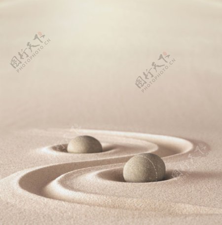 圆形石子和沙子图片