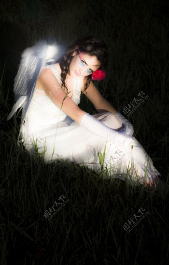 坐在草地上的天使图片