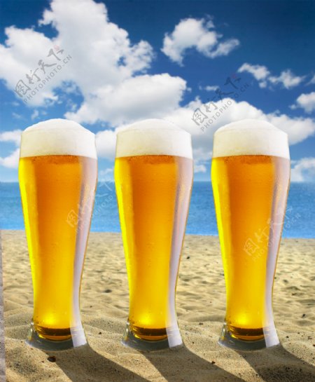 蓝天下海边沙滩的三杯啤酒图片下载啤酒图片啤酒高清图片素材