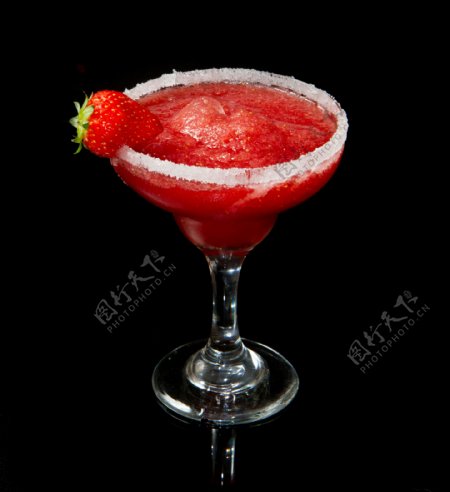 夏季高脚杯草莓果汁饮料高清图片素材