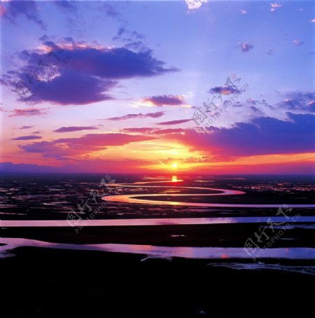 夕阳河道图片