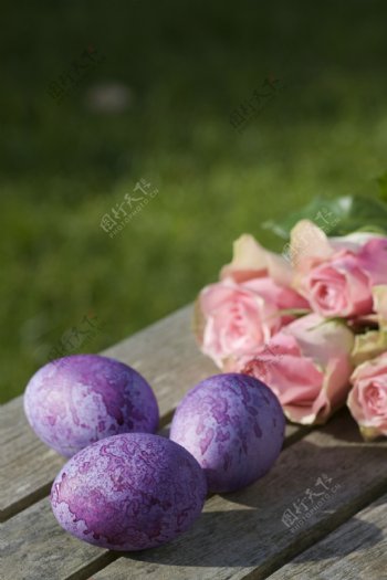 粉红玫瑰与复活节彩蛋图片