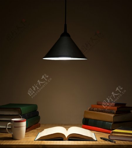 书桌上的书本与吊灯图片