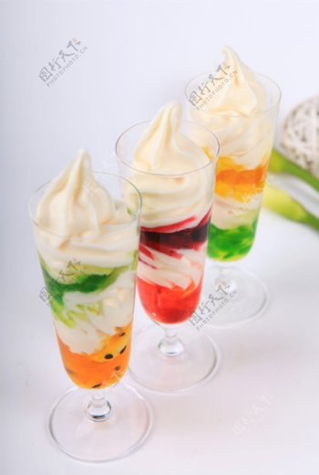 美味的彩虹杯装冰激凌图片