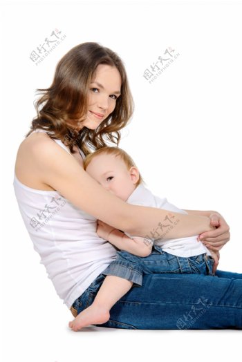 坐着的女人怀中的孩子图片