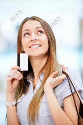 手拿信用卡的时尚美女图片