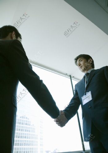 握手合作的两个商务男人图片
