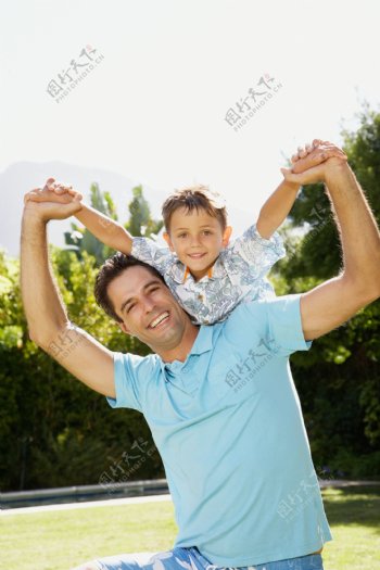开心的父子俩图片