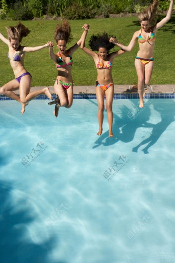 跳向游泳池的女孩们图片