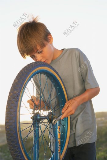 修自行车的小男孩图片