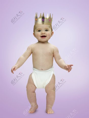 戴着皇冠胖乎乎的小宝宝图片