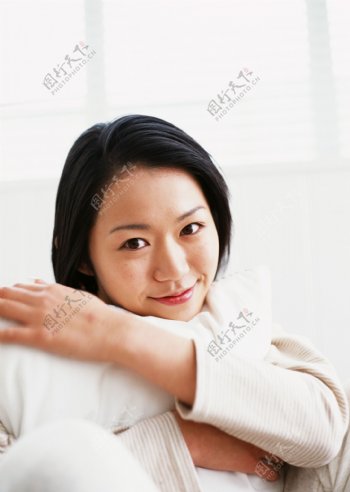 抱着枕头的女人图片