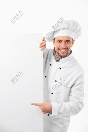 微笑的外国厨师拿着空白纸板图片
