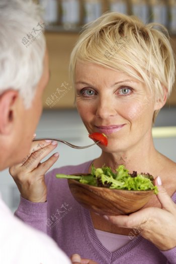 在吃蔬菜沙拉的妻子图片