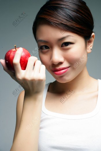 吃苹果的健康美女图片