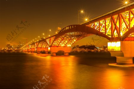 霓虹拱桥河流城市夜景图片