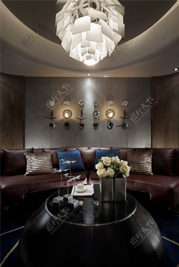 现代时尚客厅茶几沙发背景墙吊灯设计图