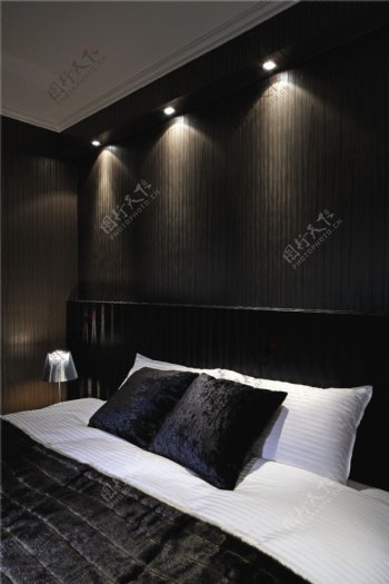 现代简约卧室大床抱枕设计图