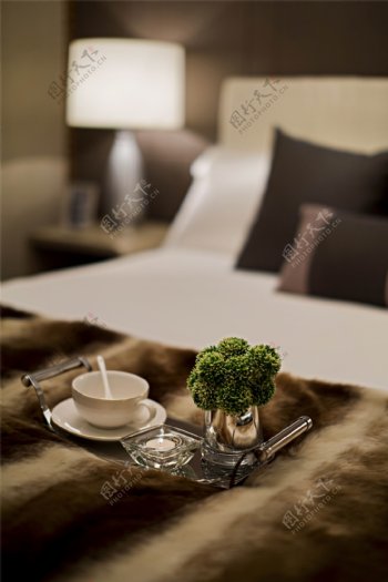 现代时尚卧室大床杯子设计图