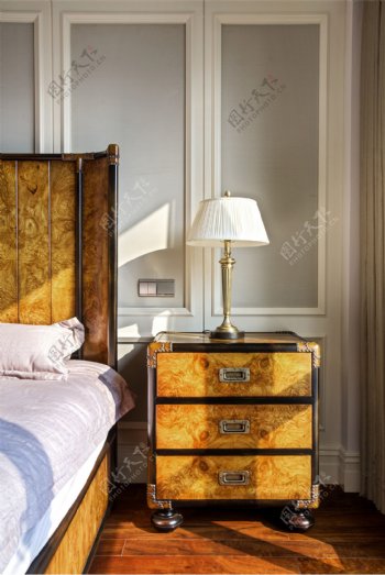 美式时尚卧室床头柜设计图