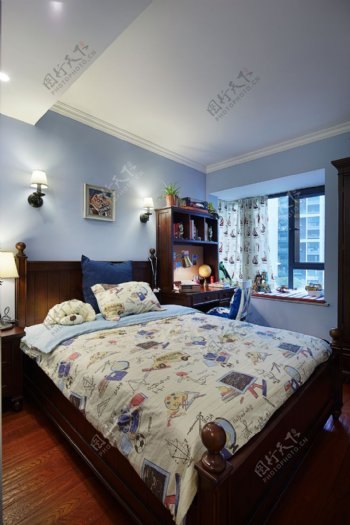 美式时尚卧室大床窗户设计图