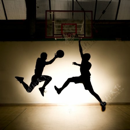 打篮球比赛的运动员图片