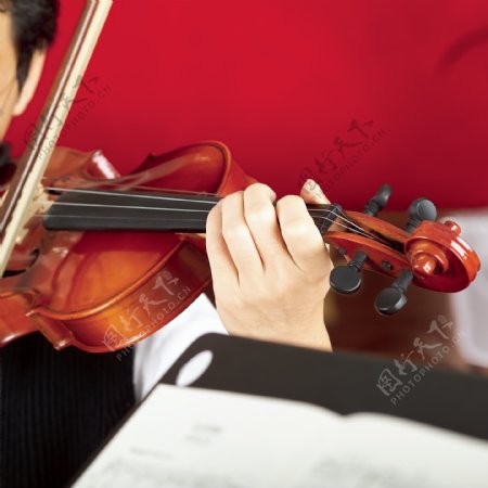 演奏时的小提琴图片