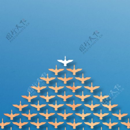 蓝色背景上的三角形大雁队形图片