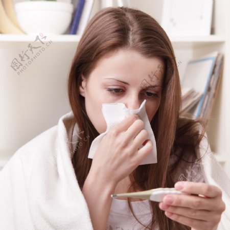 鼻子不舒服的感冒病人图片