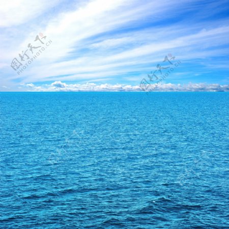深蓝色的大海与天空风景图片