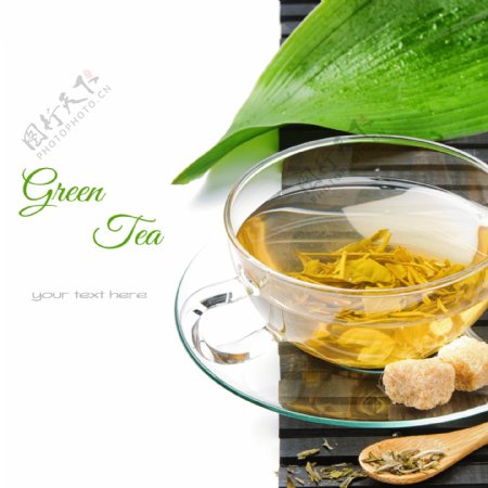 茶水与绿叶图片