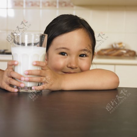 喝牛奶的小女孩图片
