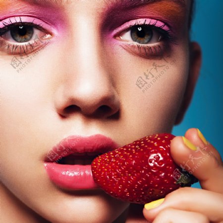 吃草莓的彩妆美女图片
