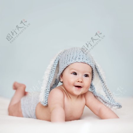 带毛线帽微笑的婴儿图片