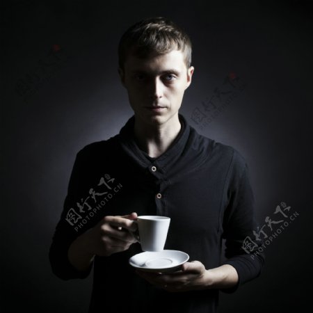 端着咖啡杯的男人图片