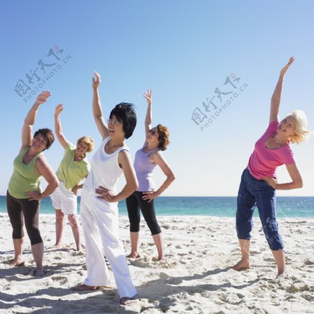 海边做体操的女人图片
