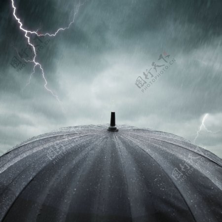 黑色雨伞与闪电图片