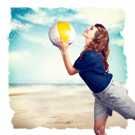 海边玩球的外国美女图片