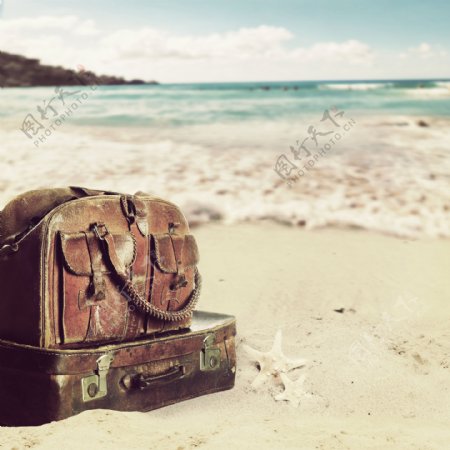 沙滩上的旅行箱图片
