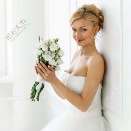 拿着白色捧花的新娘图片