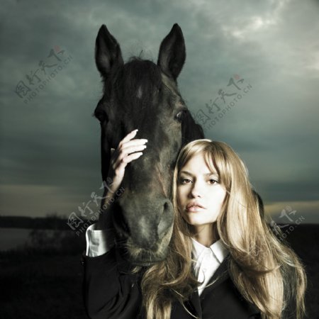 美女与马背景素材图片