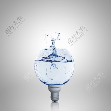 灯泡与蓝色水图片