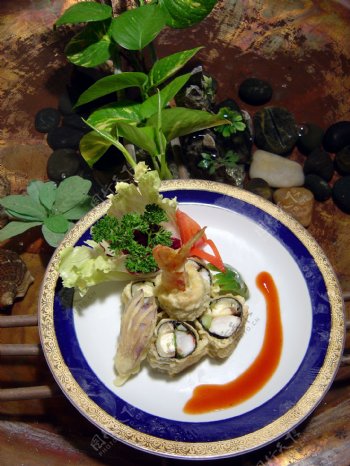 日本料理鲜虾寿司卷图片