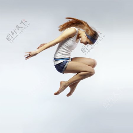 跳跃的短裤美女图片
