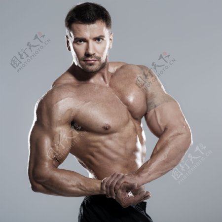 展示手臂肌肉的男人图片
