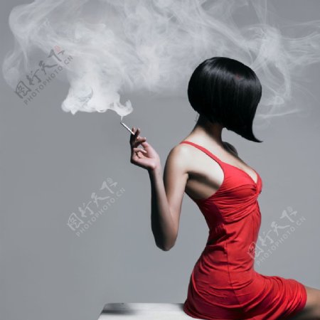 抽烟的性感美女图片