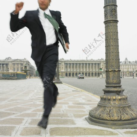 奔跑的商务男性图片